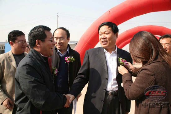 山西省建设厅厅长王国正为十七局集团建筑公司第八项目部颁发四项图片