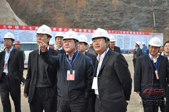 公司执行董事、总经理王应权(右一)和公司副总经理吉天林(左二)