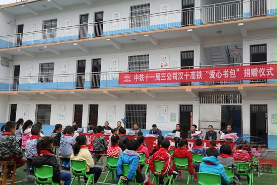 002“爱心书包”捐赠仪式(张新宇 摄).jpg