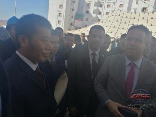 阿尔及利亚国家住房部部长、比斯卡拉省省长与项目书记张强亲切握手.jpg