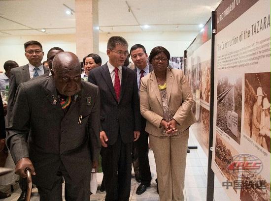 图1:赞比亚开国总统卡翁达、杨优明大使等观看展览.jpg