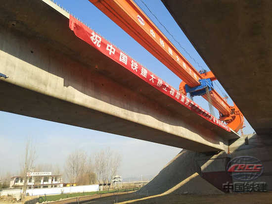 图三:架梁成功(摄影:张永).png