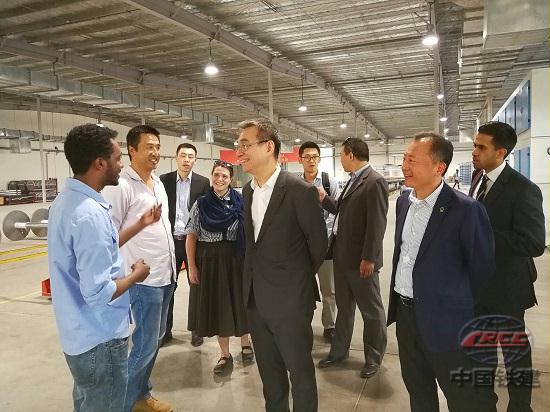 考察入园企业生产车间.jpg