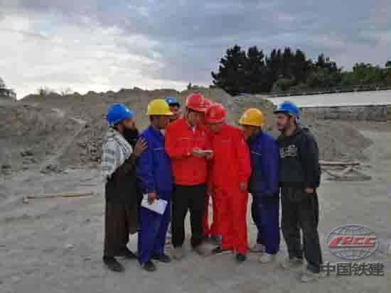 中亚办事处:十四局援阿富汗国家职业技术学院项目中外员工在施工现场关注“一带一路”国际合作高峰论坛开幕式 。.jpg