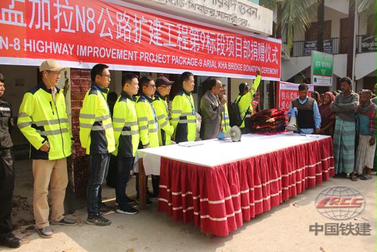 政府负责人Chairman Murad Mia主持捐赠活动.JPG