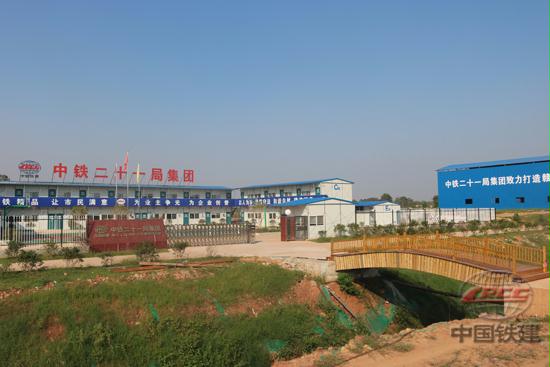 图:项目驻地小桥流水、绿树成荫。.JPG