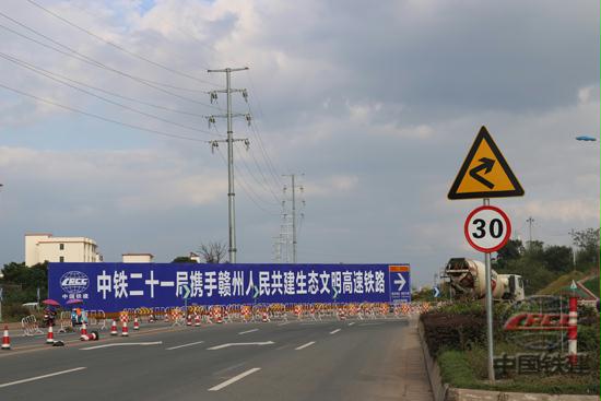 图:携手共建生态文明高速铁路理念深入人心。.JPG