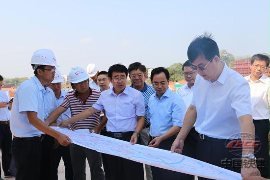 图:集团公司党委书记庄纪栋(前排右三)陪同赣州市委书记李炳军(前排右一)在观礼台上调研工程建设。.JPG
