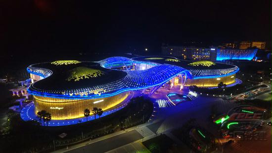 海棠湾红树林七星度假酒店实景 2018年4月20日-22日,海南建省办特区30周年之际,中国铁建在海南举办了媒体开放日活动,中铁建设南方公司作为重要的参建单位之一全程参与。 中央电视台、中央人民广播电台、人民日报、新华社、光明日报、工人日报、中新社及海南省相关媒体齐聚海口,深度了解中国铁建设的海岛发展之路。 座谈会上,中国铁建华南区域指挥部、海南省委宣传部、交通厅领导介绍了相关情况后,中铁建设南方公司作为主要参建单位之一,向媒体记者讲述中铁建设参与海南建设的历程,介绍参建工程项目的基本情况,用一个个建设