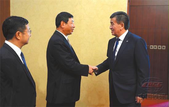吉尔吉斯斯坦总统热恩别科夫与孟凤朝亲切握手(中土集团 供图).jpg