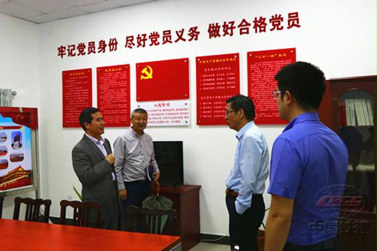 图3:周平剑大使一行检查项目党建工作.jpg