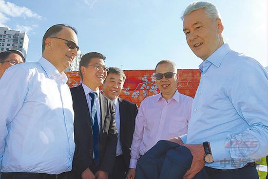 陈奋健(右二)与莫斯科市长索比亚宁(右一)考察中国铁建莫斯科地铁项目(杨宝成 摄).jpg