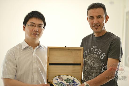 002向阿籍老员工哈克姆赠送中国传统工艺品景泰蓝.JPG