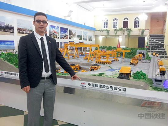 004哈克姆同中国铁建展区沙盘合影.jpg