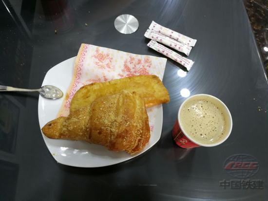 1.羊角面包配咖啡—刘岩摄.jpg