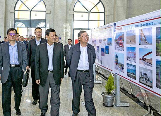 550-中国铁建总裁庄尚标陪同国务院国资委主任肖亚庆考察亚吉铁路拉布车站(赵祺 摄) - 副本.jpg