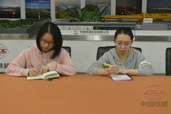 2.认真听讲、做笔记的青年员工.JPG