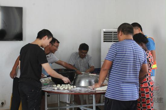 项目职工集体包饺子.JPG
