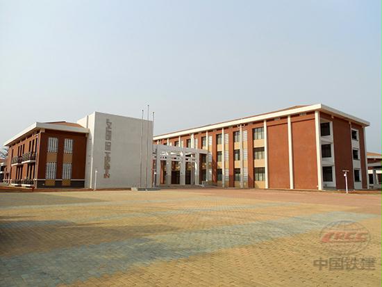 十四局承建的援多哥道观中学。(孙照会).JPG