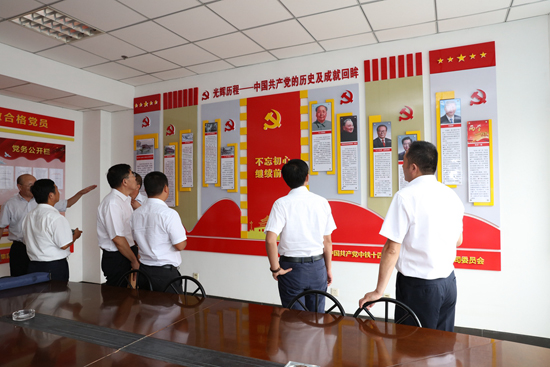 四公司党委在机关11楼用心设计装饰了标准高,规范美观大方的党员活动