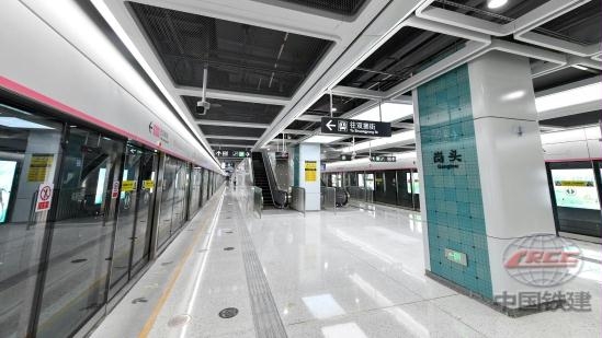 8月13日上午,中铁二十二局集团两名技术员对深圳地铁10号线岗头车站